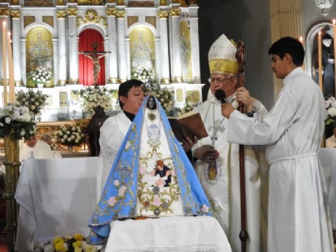 Un obispo bendijo a una Virgen que tenía un manto con la imagen de Milei abrazando al papa Francisco