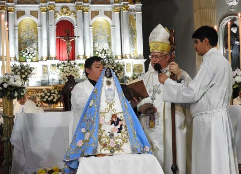 Un obispo bendijo a una Virgen que tenía un manto con la imagen de Milei abrazando al papa Francisco