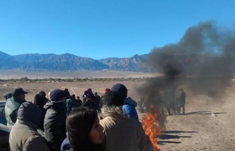 Ciudadanos de Fiambalá tomaron terrenos fiscales y cortaron la Ruta 60 en reclamo a Jalil