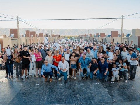 El Gobierno les otorgó nuevas viviendas a 100 familias de Valle Chico