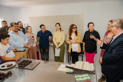 El gobernador visitó una fábrica y una escuela en Valle Viejo