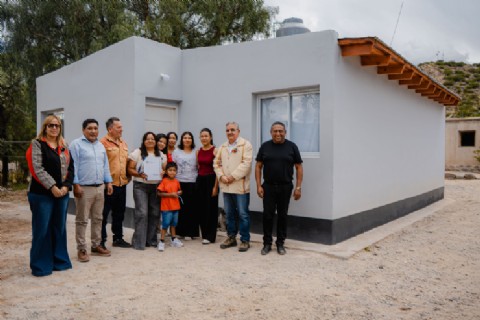 El gobernador Jalil hizo entrega de 8 viviendas en el norte de Belén