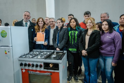 Emprendedores recibieron elementos del “Banco de Máquinas y Herramientas”