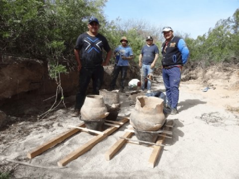 Hallan vasijas funerarias de niños de hasta mil años de antigüedad