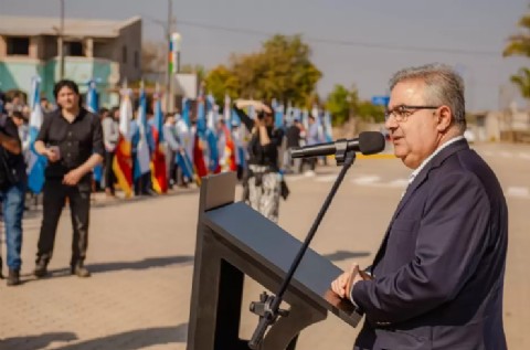 El gobernador Raúl Jalil entregó 100 viviendas en Valle Chico