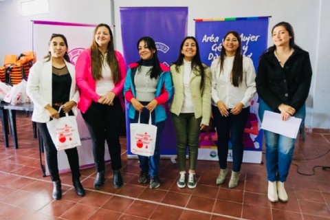 Continua la distribución de kits "Menstruar en Igualdad" en toda la provincia