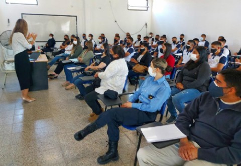 Destacada participación en talleres de sensibilización en el IES Policial
