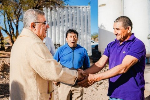 Raúl Jalil recorrió mosteras de Tinogasta y Medanitos y confirmó apoyo con aportes por kilo de uva y maquinaria