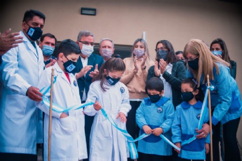 El Gobierno inauguró una nueva escuela y se entregaron más hogares