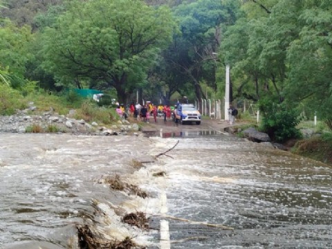 VIDEO | Por lluvias intensas, la Policía provincial advierte no cruzar ríos y extremar cuidados en rutas y badenes