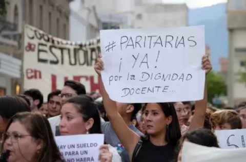 Docentes reclaman paritarias: la Intersindical exige respuestas al Gobierno