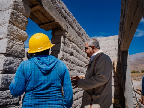 En Laguna Blanca, Jalil visitó familias y supervisó los trabajos de reconstrucción en la comunidad