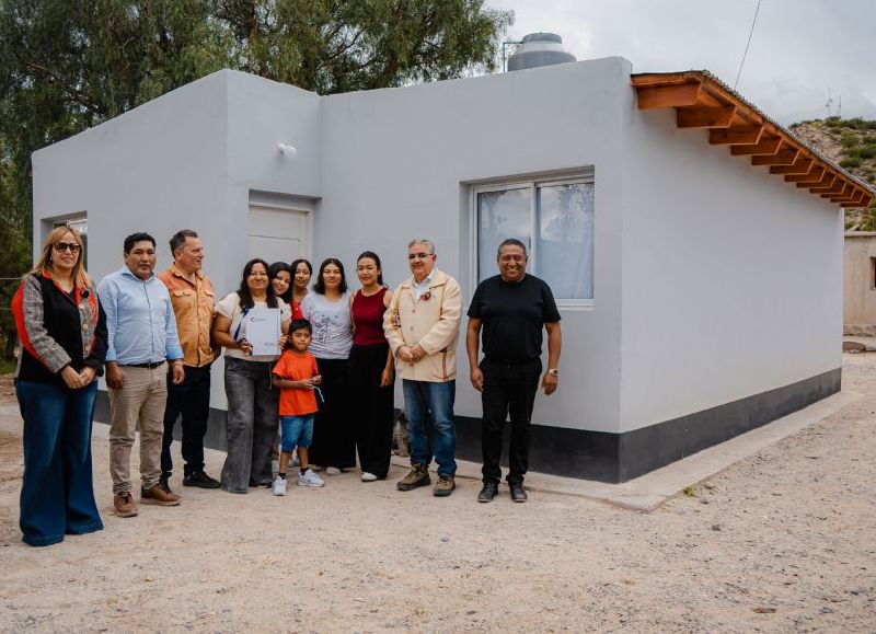 El gobernador Jalil hizo entrega de 8 viviendas en el norte de Belén