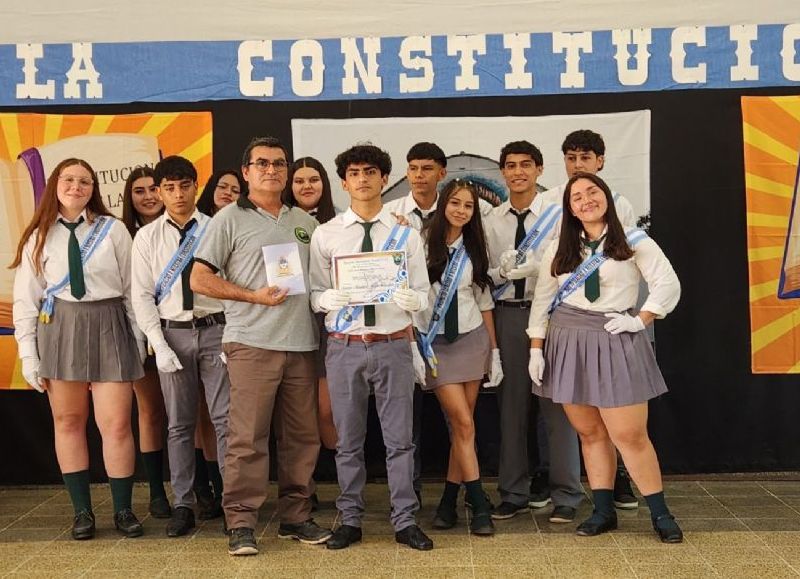Alumnos de los niveles primario y secundario prometieron lealtad a la Constitución Nacional y Provincial