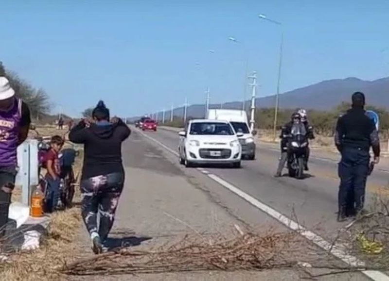 Vecinos de Coneta denuncian abandono del Gobierno de Jalil: exigen luz, agua y seguridad vial en la Ruta 38
