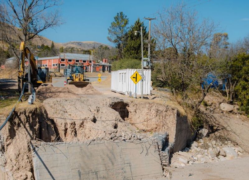 El Gobierno provincial inició la reconstrucción del puente sobre Río Las Juntas