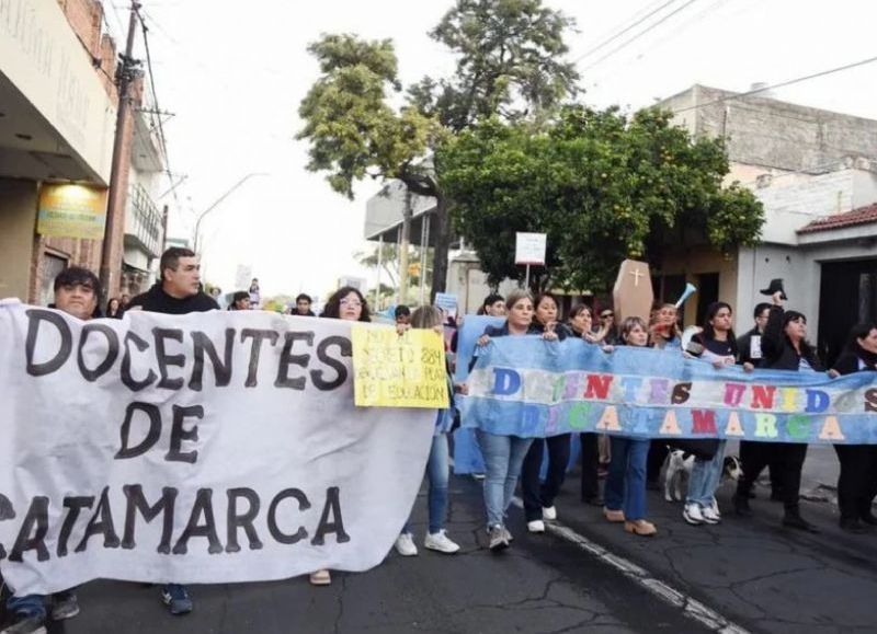 Docentes en pie de guerra contra Jalil: fuerte protesta y marcha multitudinaria contra el Gobierno provincial