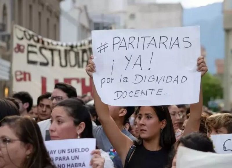 Docentes reclaman paritarias: la Intersindical exige respuestas al Gobierno